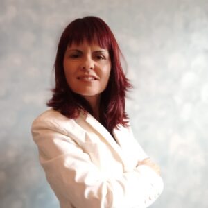 Retrato de Ester Mir, especialista en SEO local para restaurantes